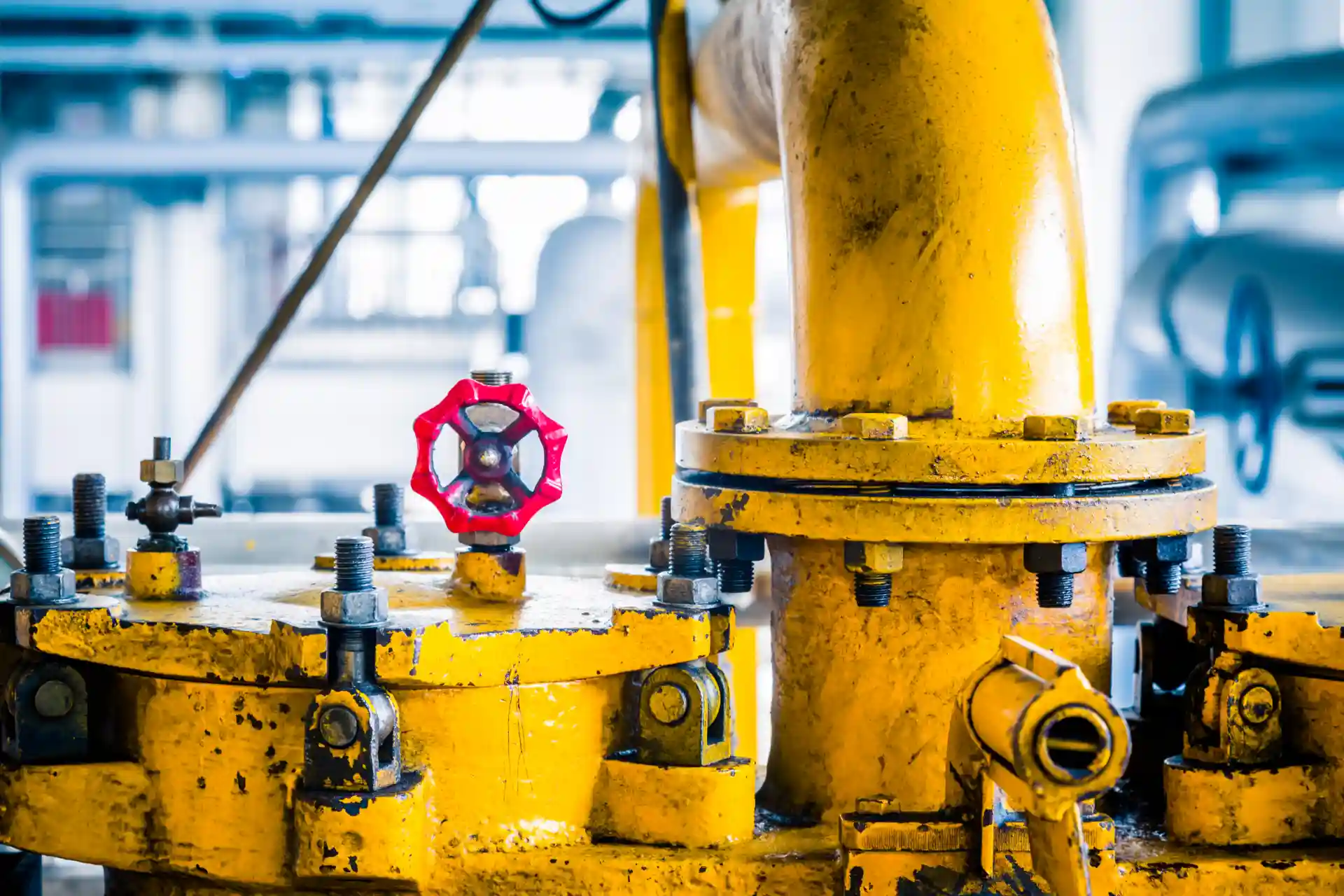 Tanque de armazenamento de diesel em equipamentos industriais, com válvula vermelha, ideal para uso em máquinas pesadas e geradores.